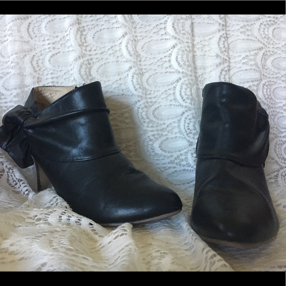 Ankle heeled black leather bowed boots